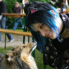 18 mai 2008, festival mdival de St Maur. Entre chien et chat : Yukari pose avec la jeune artiste Tilia Weevers. :)